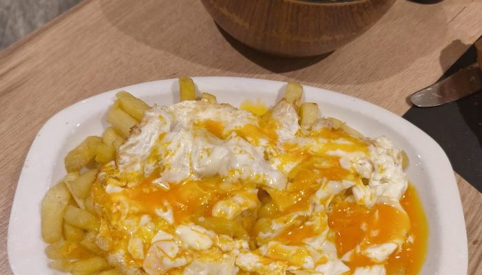 CASA LUCIO Y SUS HUEVOS ROTOS