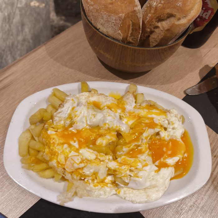 CASA LUCIO Y SUS HUEVOS ROTOS